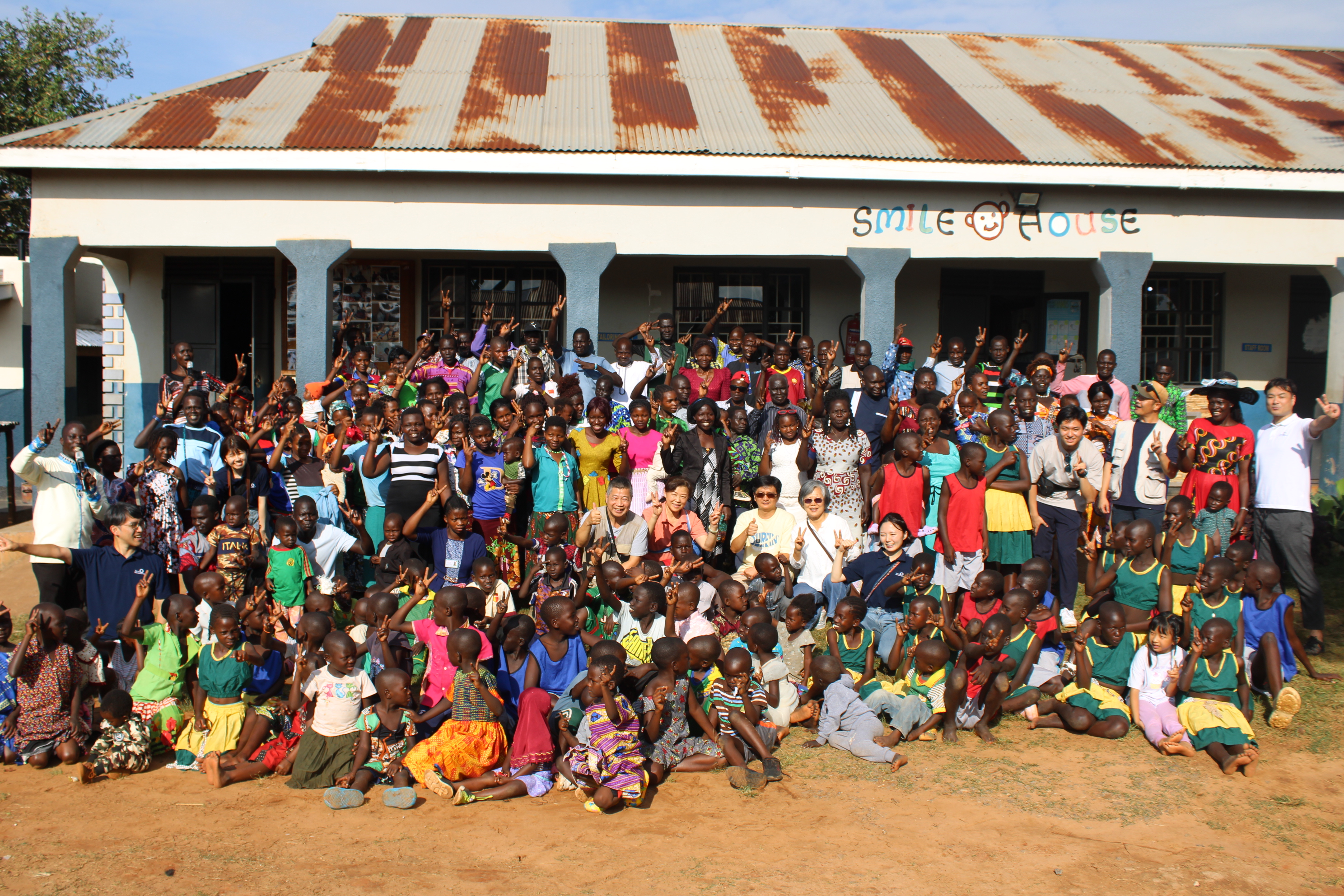 帰還した元子ども兵たちの集合写真