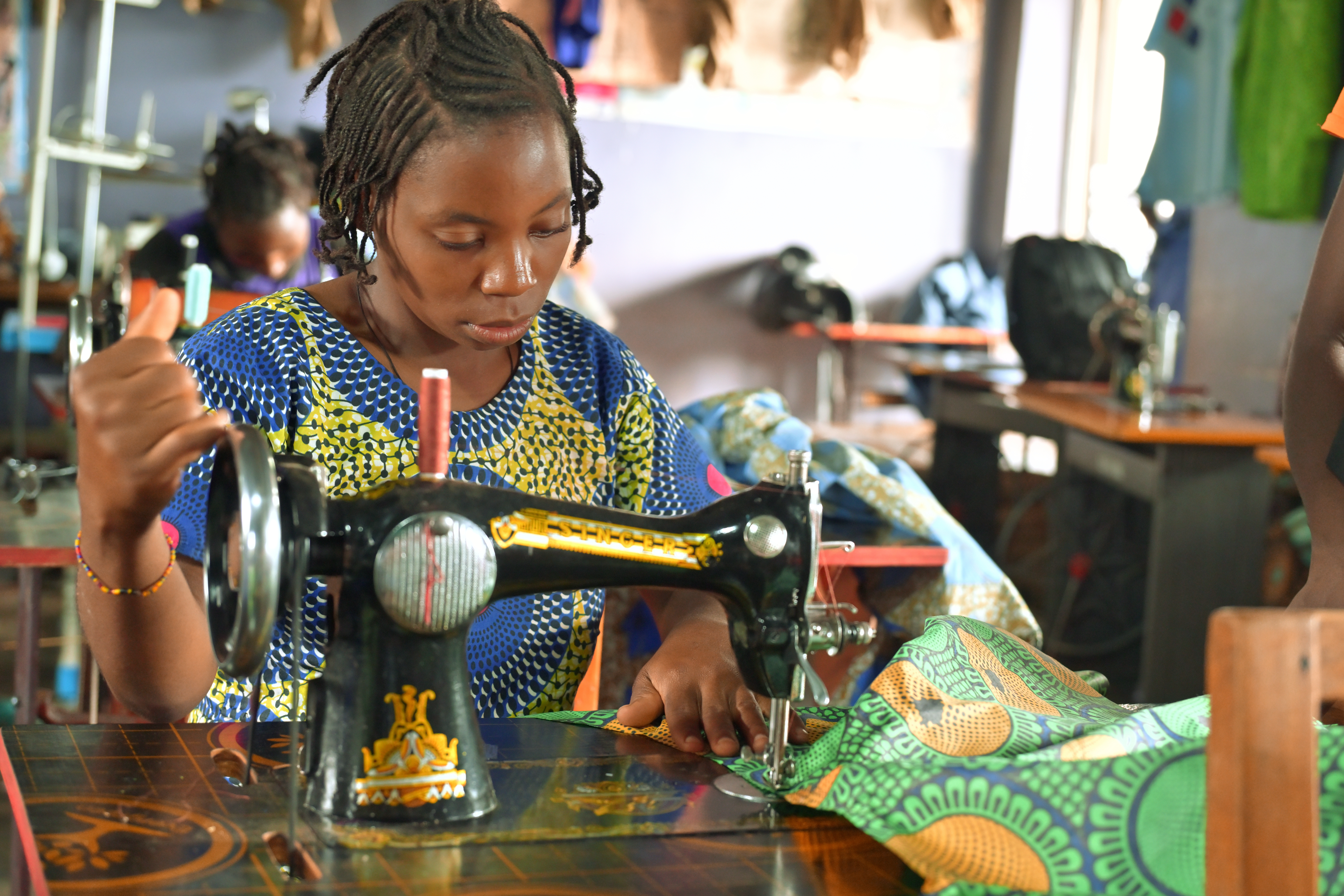 洋裁の技術を学ぶ元子ども兵