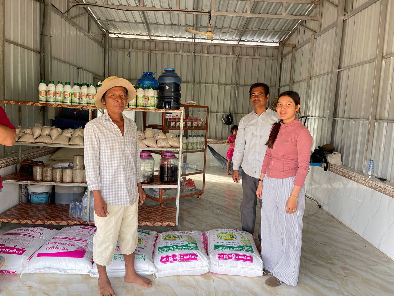 農協でお米を支援する様子