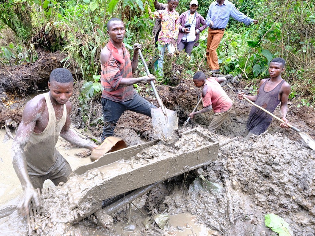コンゴの鉱山で働く人々の様子