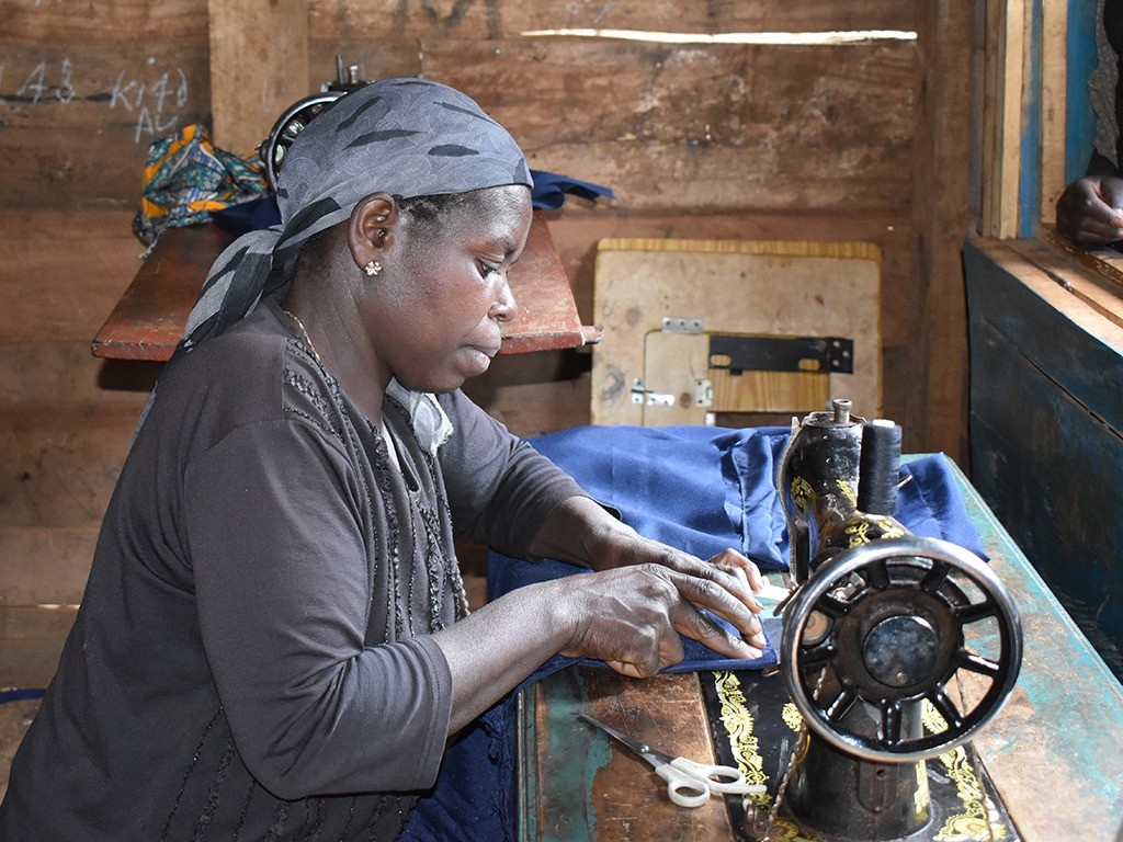コンゴで紛争被害にあった女性が洋裁の訓練に励む様子