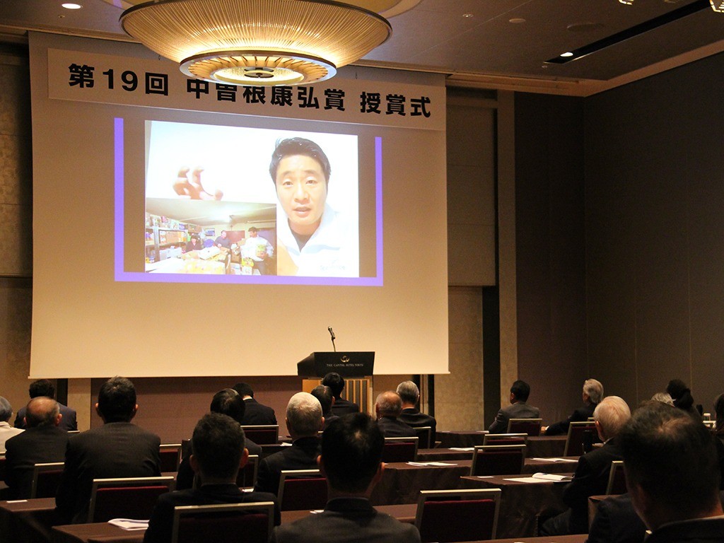 授賞式にビデオメッセージで出演した小川
