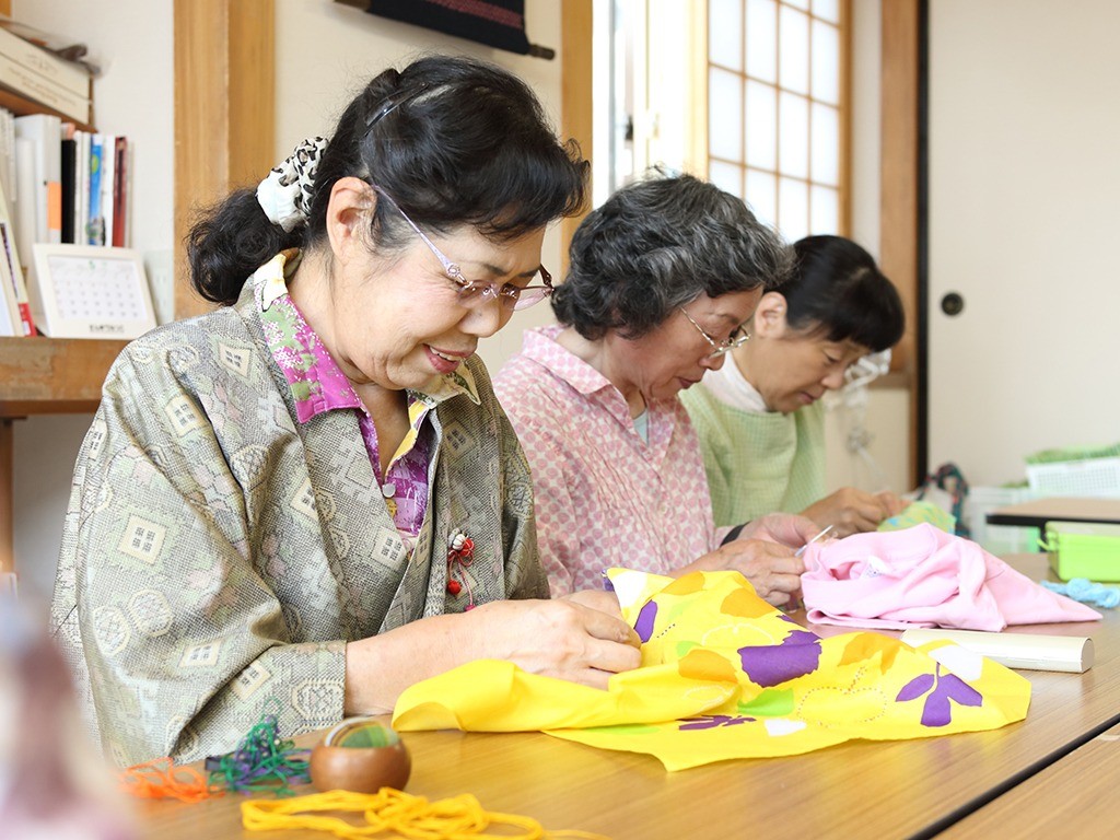 刺し子をする岩手県大槌町の女性たち、通称「刺し子さん」