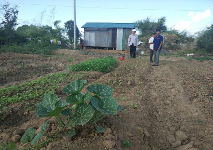 最貧困層の村人2世帯がロカブッス村モデルファームでの野菜栽培＆家畜飼育を開始しました。