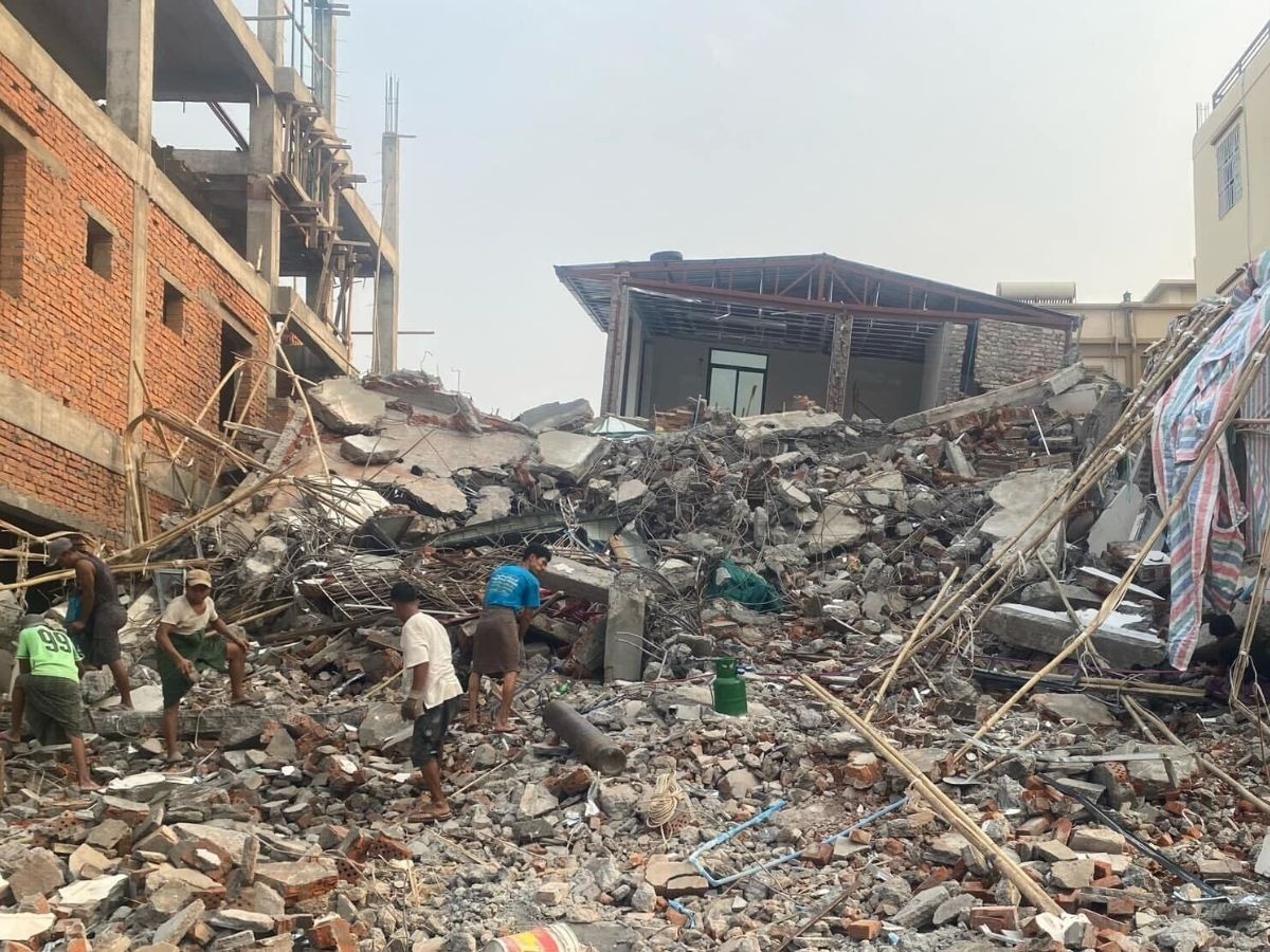 マグニチュード7.7の大地震により、がれきと化した町（ミャンマー）