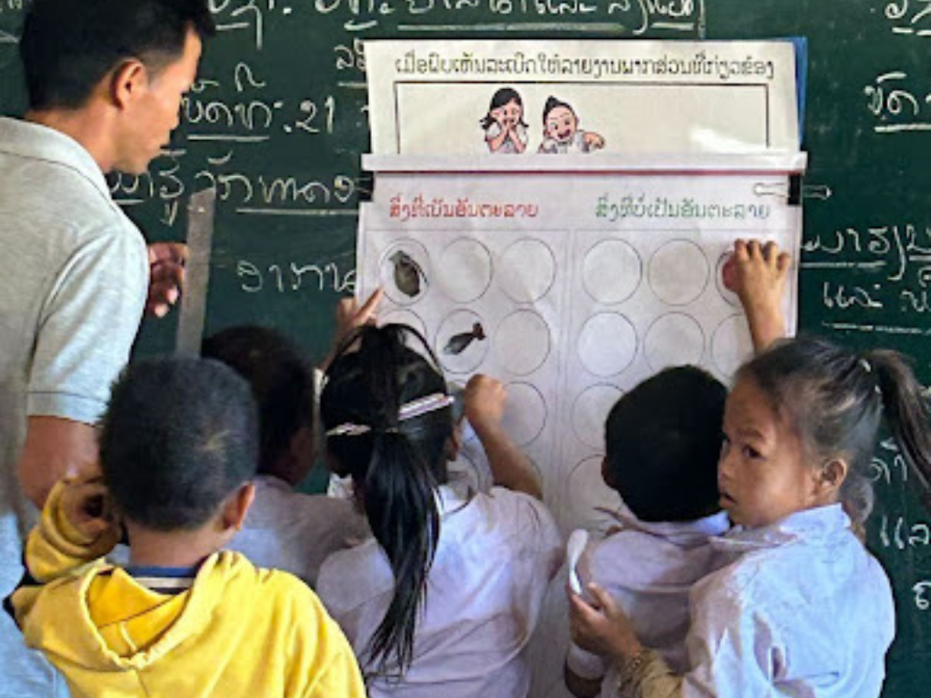 【ラオス】命を守る「条件反射」を、こどもたちに〜不発弾回避教育〜