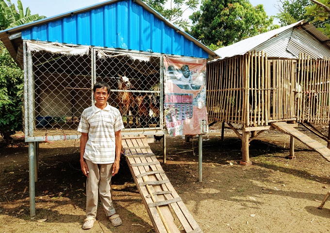 【カンボジア】もう一つのヤギ小屋を自分で建てたクライ・ユーンさん