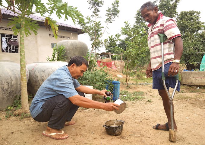 【カンボジア】地雷被害者が飼育する鶏の病気を治療する農業専門家
