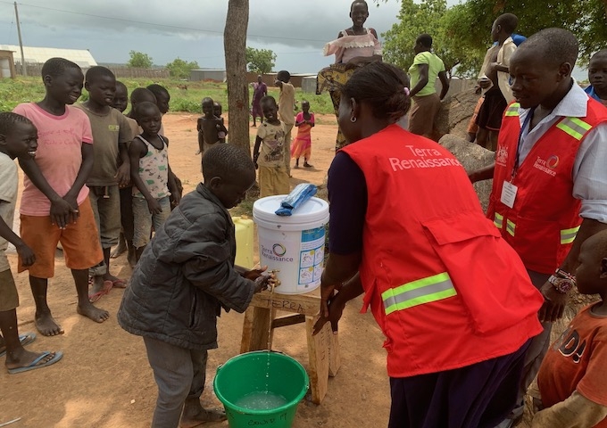 ウガンダ北部の南スーダン難民居住区に、手洗い設備を設置しました! ウガンダ北部の南スーダン難民居住区に、手洗い設備を設置しました!