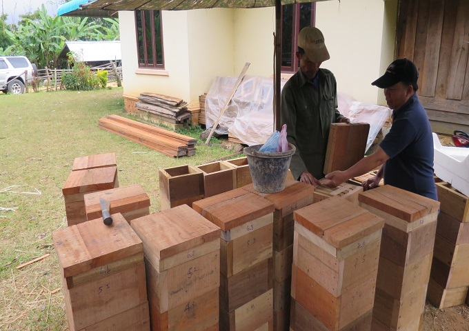 養蜂シーズン到来！村の人たちで重箱式巣箱を作成